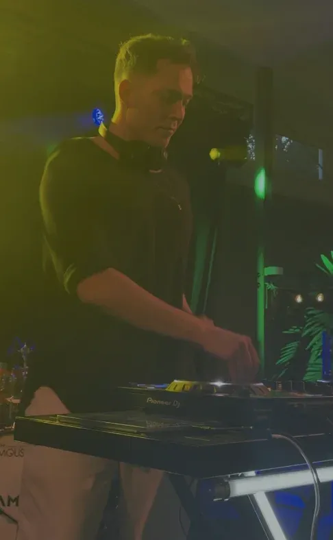 DJ